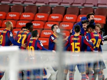 Los jugadores el Barcelona celebran el gol de Piqué en el descuento