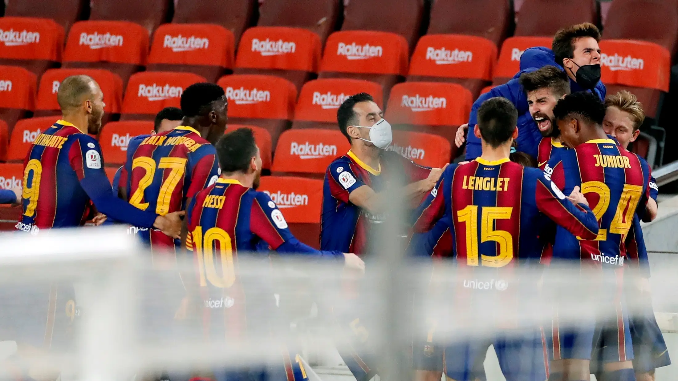 Los jugadores el Barcelona celebran el gol de Piqu&eacute; en el descuento