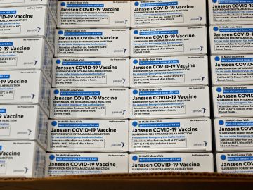 Aumenta la venta de resultados negativos de pruebas del coronavirus y certificados de vacunas falsos en Internet por más de 500 dólares