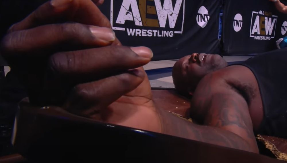 Shaquille O´Neal se estrena sobre un ring de lucha libre y acaba noqueado de forma brutal