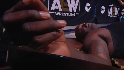 Shaquille O´Neal se estrena sobre un ring de lucha libre y acaba noqueado de forma brutal Shaquille O´Neal se estrena sobre un ring de lucha libre y acaba noqueado de forma brutal