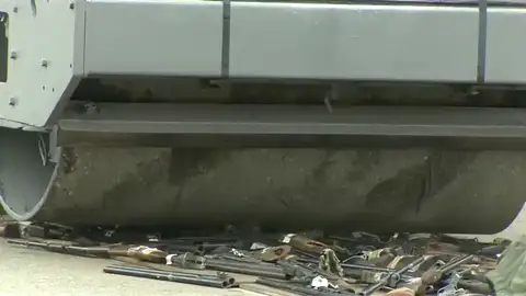 Sánchez durante el acto de la destrucción de armas de ETA: "Aún hay que arrojar luz sobre muchos crímenes" Sánchez durante el acto de la destrucción de armas de ETA: "Aún hay que arrojar luz sobre muchos crímenes"