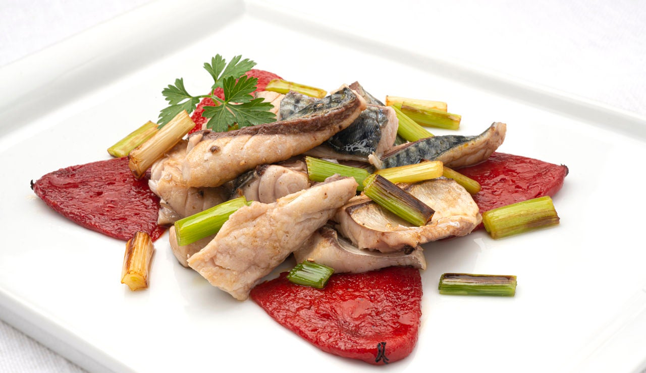 Receta de salteado de verdel con ajetes y piquillos, de Karlos Arguiñano