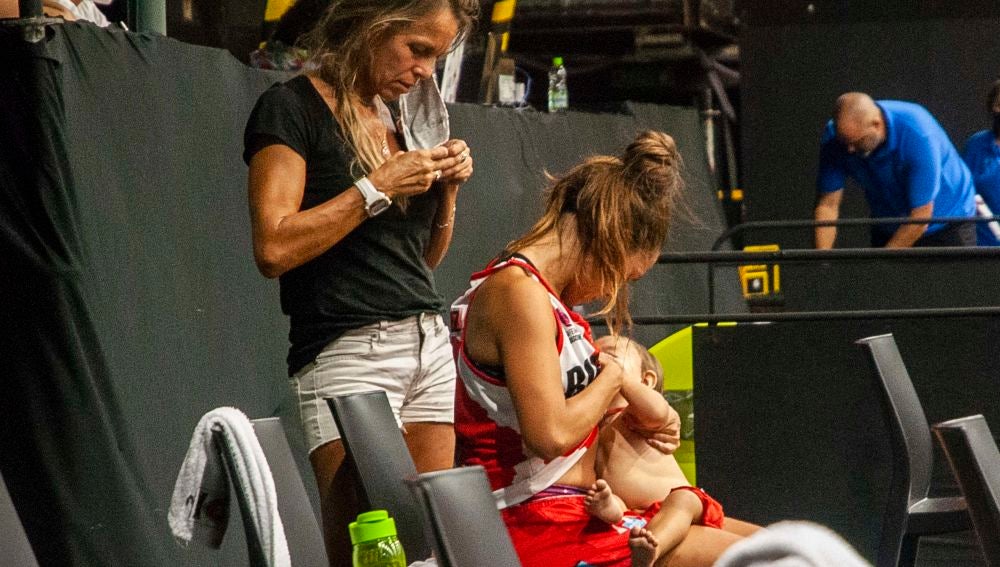 Antonella González amamantando a su hija de once meses durante un partido