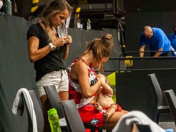 Antonella González amamantando a su hija de once meses durante un partido