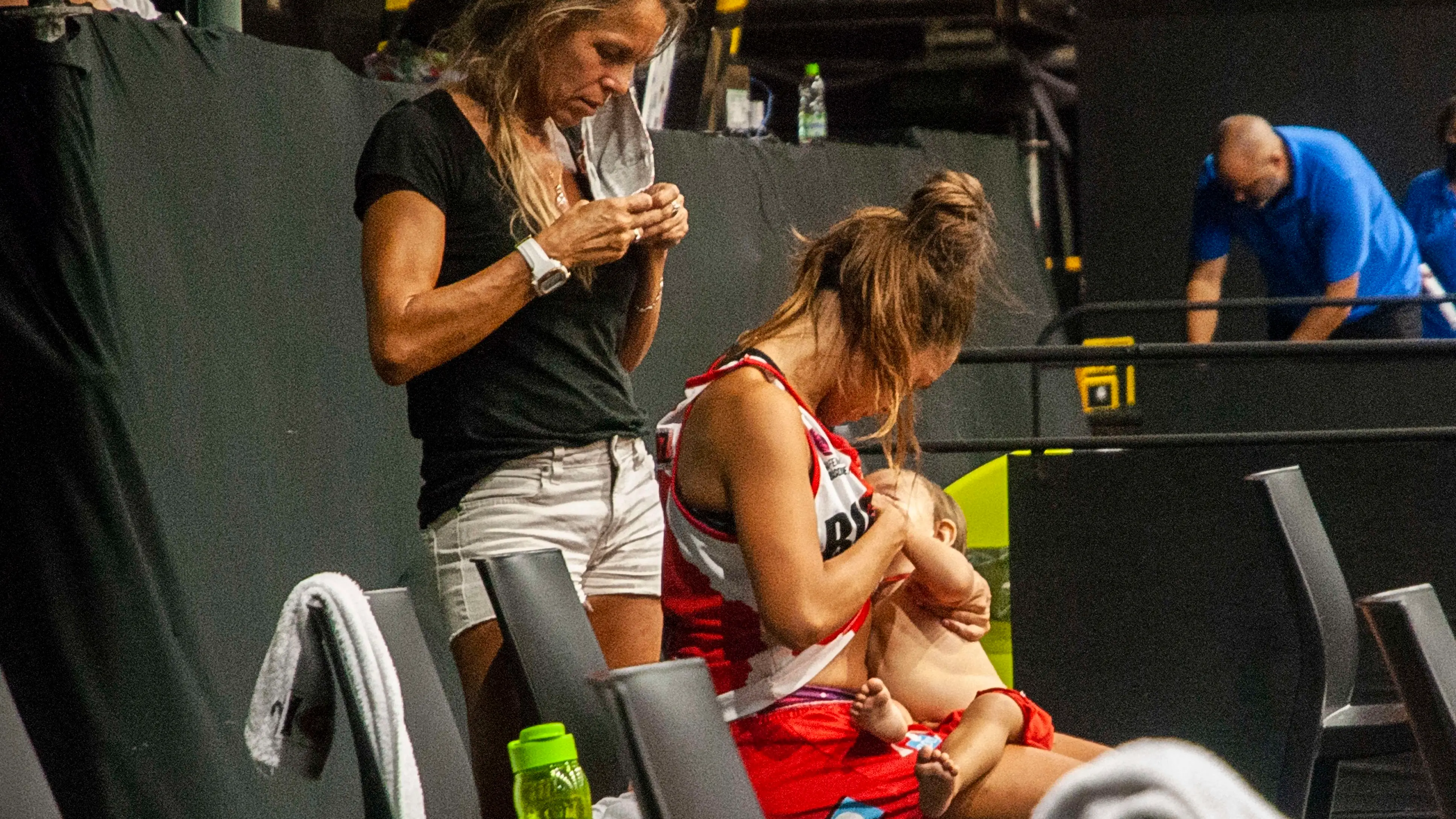Antonella González amamantando a su hija de once meses durante un partido Antonella González amamantando a su hija de once meses durante un partido