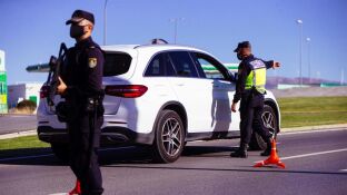Agentes del cuerpo de Polic&iacute;a Nacional realizan un control en una autov&iacute;a durante un cierre perimetral.