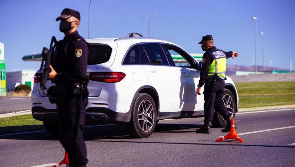 Agentes del cuerpo de Policía Nacional realizan un control en una autovía durante un cierre perimetral.