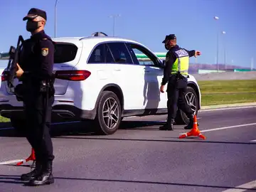 Agentes del cuerpo de Policía Nacional realizan un control en una autovía durante un cierre perimetral. Agentes del cuerpo de Policía Nacional realizan un control en una autovía durante un cierre perimetral.