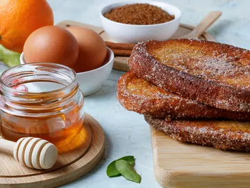 Una confitería de Sevilla reparte 3.000 torrijas al personal sanitario por su labor ante la pandemia del coronavirus Una confitería de Sevilla reparte 3.000 torrijas al personal sanitario por su labor ante la pandemia del coronavirus