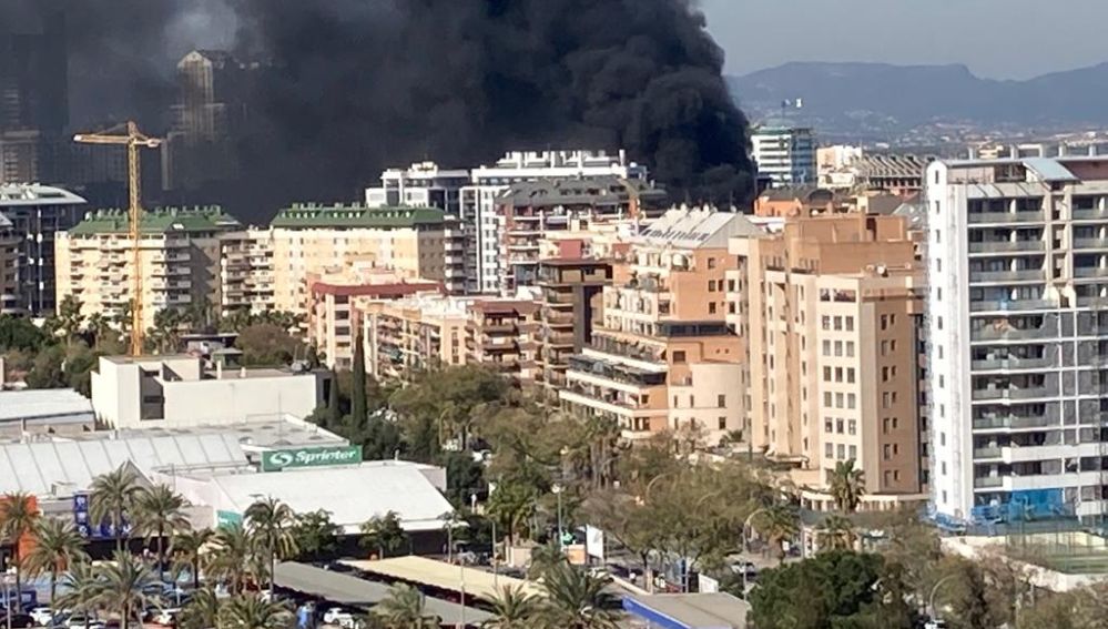 Columna de humo del incendio declarado en Nou Campanar