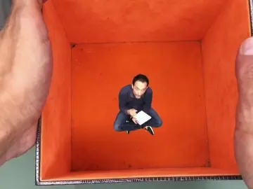 Un profesor se convierte en 'El increíble hombre menguante' para promocionar un concurso de microrrelatos Un profesor se convierte en 'El increíble hombre menguante' para promocionar un concurso de microrrelatos