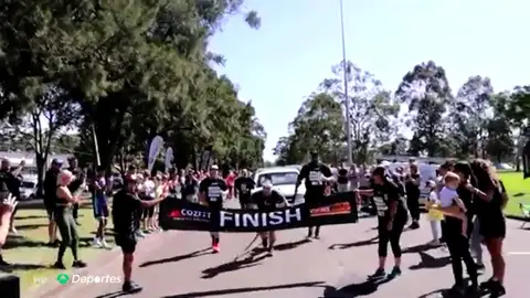 Bate el récord del mundo al correr un maratón arrastrando una camioneta de tonelada y media Bate el récord del mundo al correr un maratón arrastrando una camioneta de tonelada y media