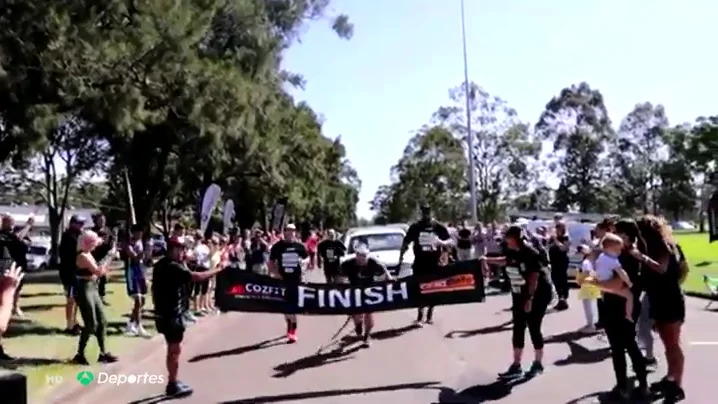 Bate el r&eacute;cord del mundo al correr un marat&oacute;n arrastrando una camioneta de tonelada y media