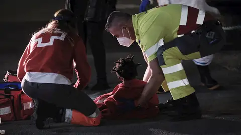 Salvamento Marítimo y Cruz Roja atienden a una de las menores rescatadas Salvamento Marítimo y Cruz Roja atienden a una de las menores rescatadas