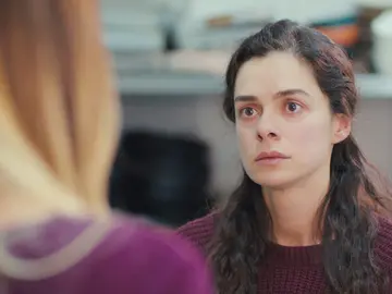 Ceyda rompe su amistad con Bahar por culpa de Sirin Ceyda rompe su amistad con Bahar por culpa de Sirin