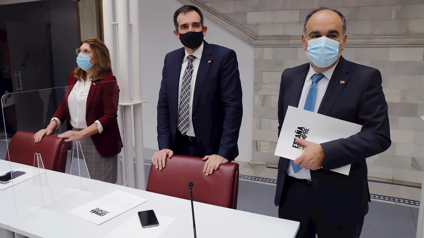 Los tres diputados expulsados de VOX, Mabel Campuzano, Juan Jos&eacute; Liarte y Francisco Carrera