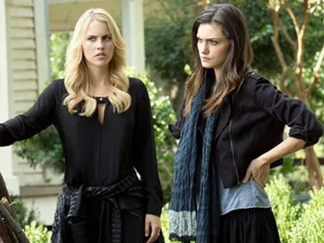 Claire Holt y Phoebe Tonkin en 'The Originals' Claire Holt y Phoebe Tonkin en 'The Originals'