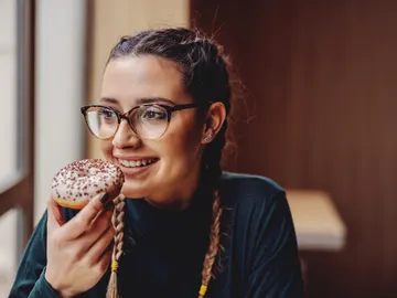 Chica comiendo donuts Chica comiendo donuts