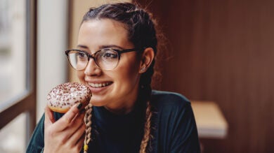Hambre nerviosa: cómo controlar los atracones de comida basura 