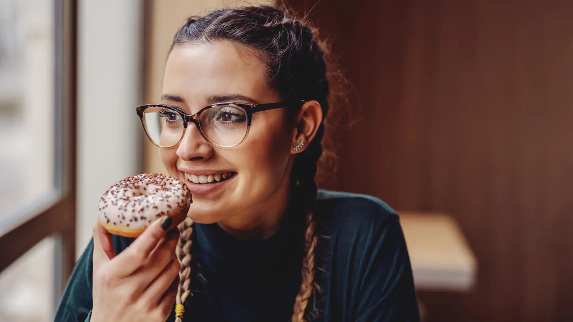 Chica comiendo donuts