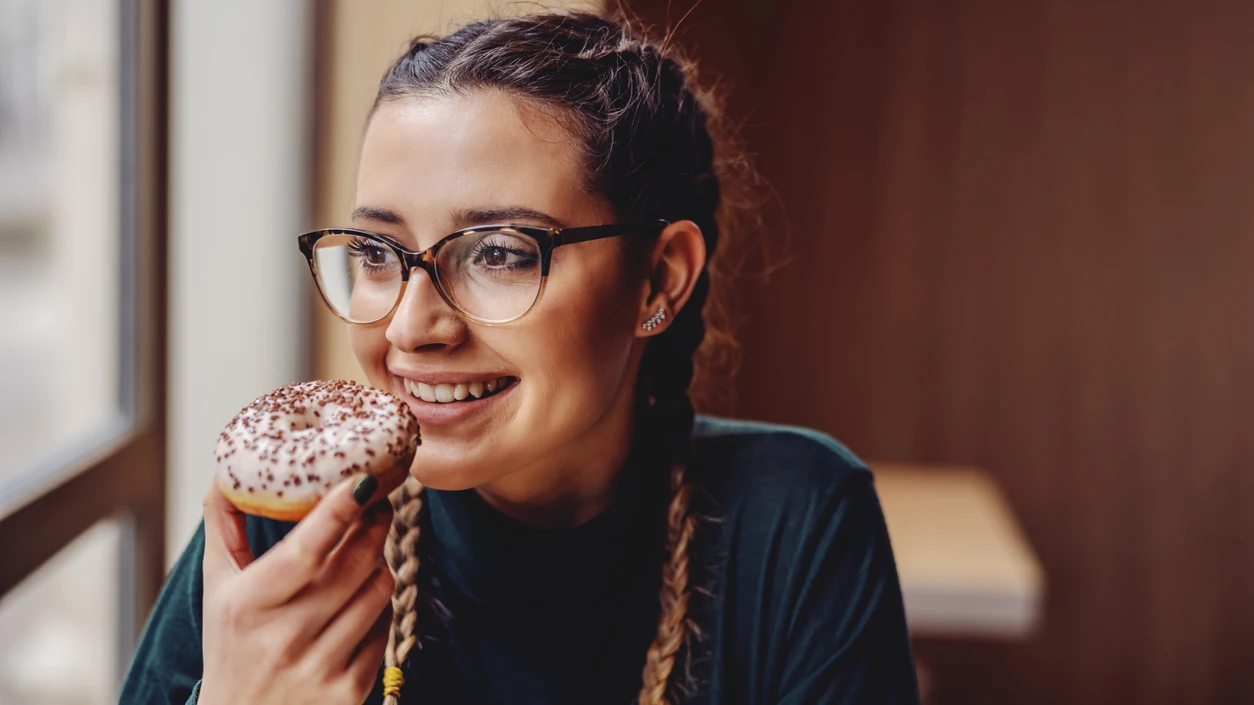 Chica comiendo donuts Chica comiendo donuts