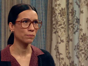 Manolita trata de abrirle los ojos a María sobre la maldad de Beltrán Manolita trata de abrirle los ojos a María sobre la maldad de Beltrán