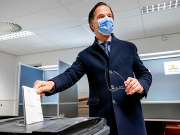 Mark Rutte vota en las elecciones de Países Bajos