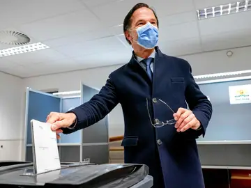 Mark Rutte vota en las elecciones de Países Bajos Mark Rutte vota en las elecciones de Países Bajos