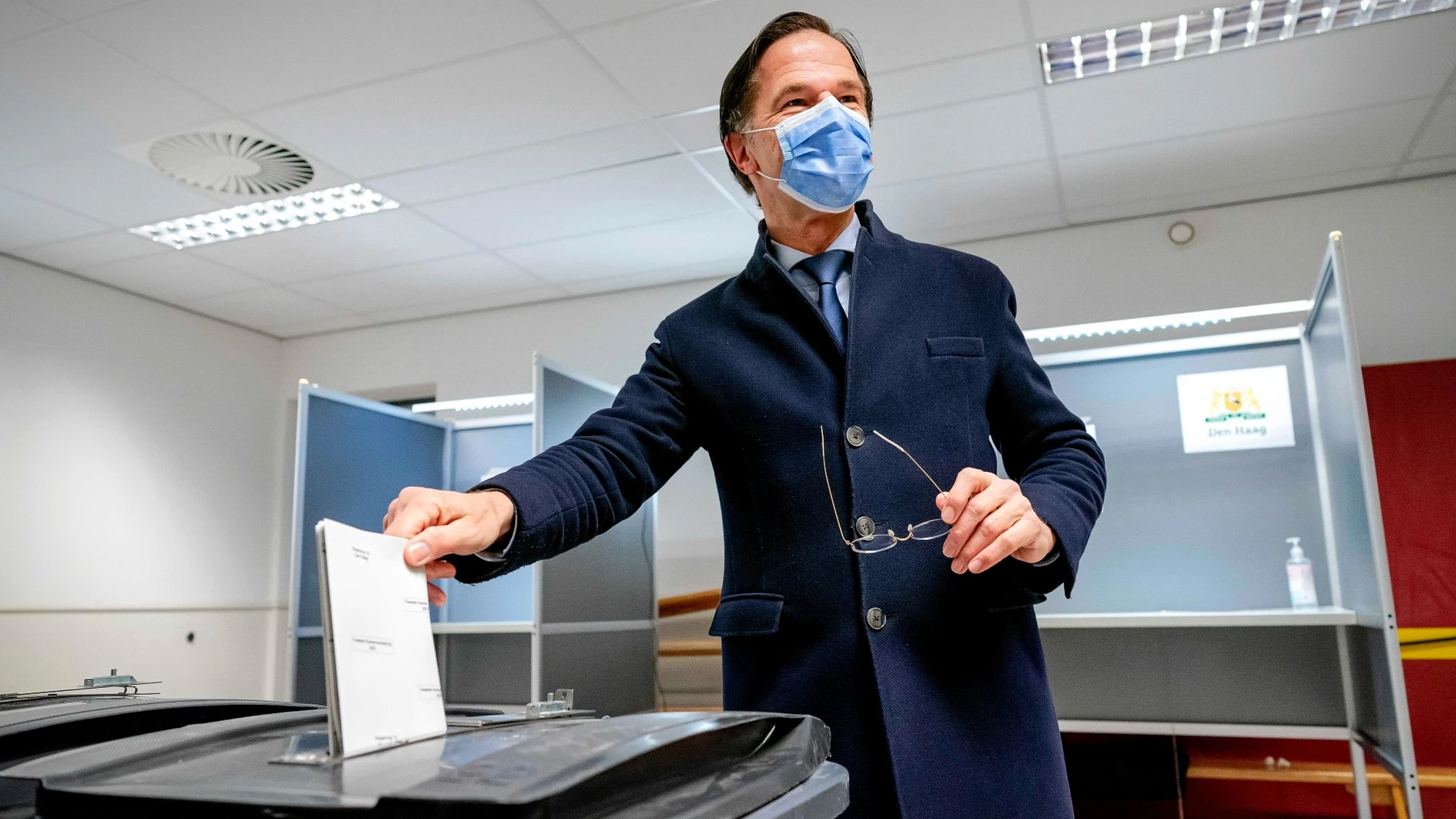 Mark Rutte vota en las elecciones de Países Bajos Mark Rutte vota en las elecciones de Países Bajos