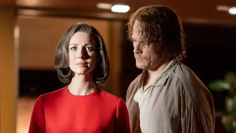 Caitriona Balfe y Sam Heughan como Claire y Jamie en 'Outlander' En el final de la temporada 5