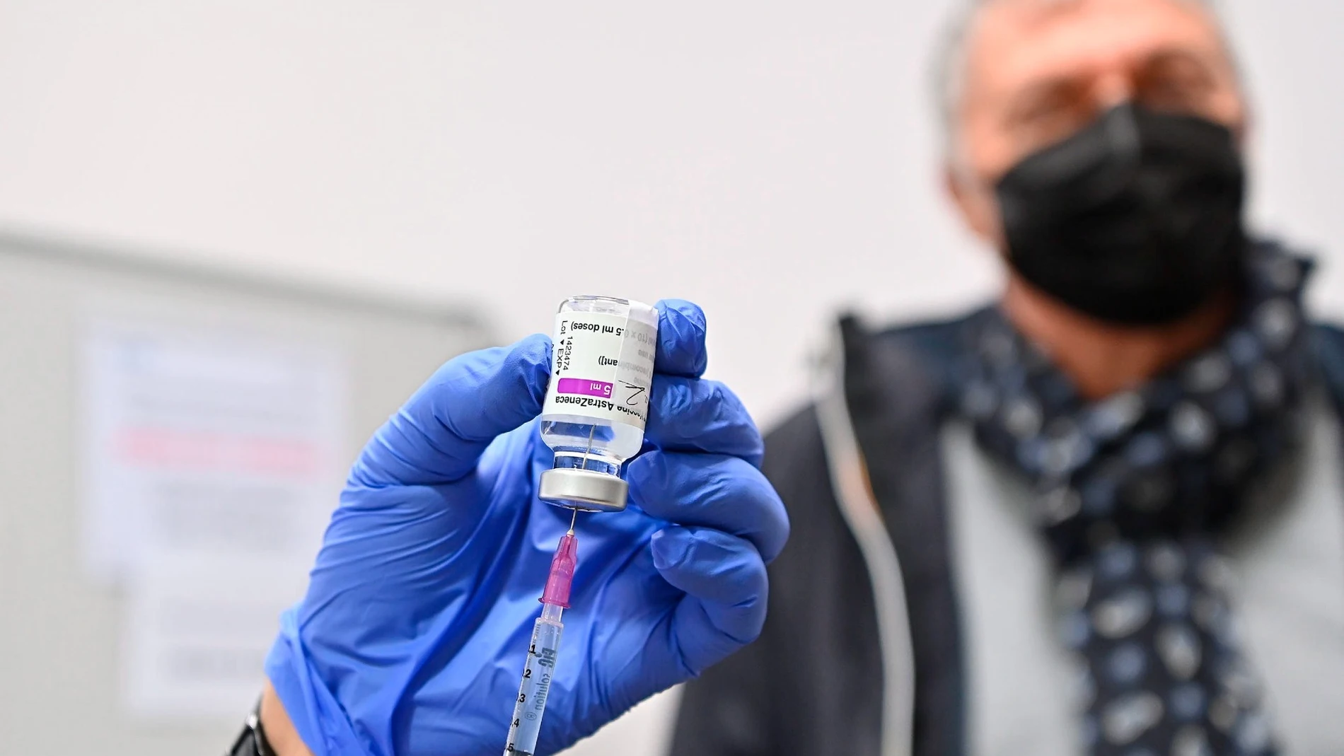 Un sanitario prepara una inyección de AstraZeneca Un sanitario prepara una inyección de AstraZeneca