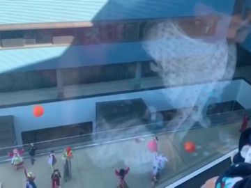 Las sonrisas vuelven al hospital de Vigo a través de la ventana 