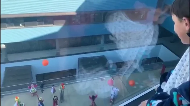 Las sonrisas vuelven al hospital de Vigo a trav&eacute;s de la ventana 