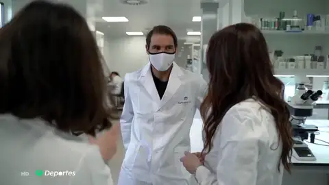 Rafa Nadal se pone bata de científico para visitar un laboratorio ecosostenible en Santander Rafa Nadal se pone bata de científico para visitar un laboratorio ecosostenible en Santander