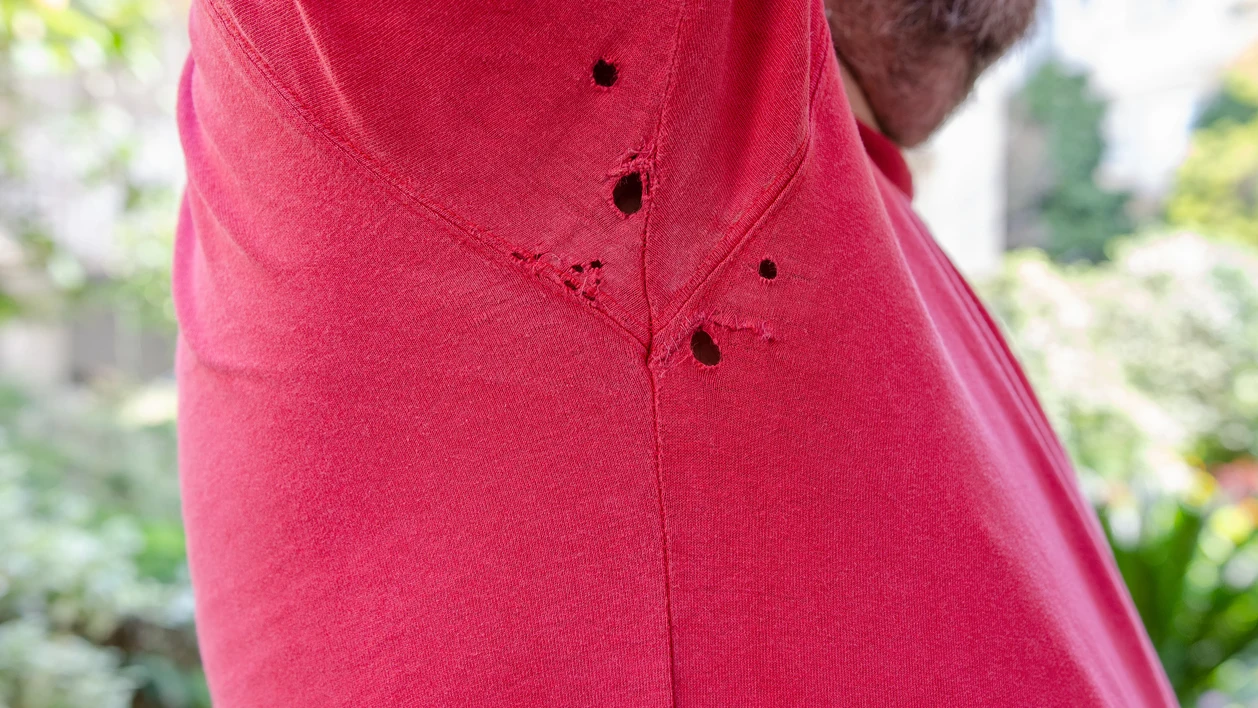 Ropa agujereada