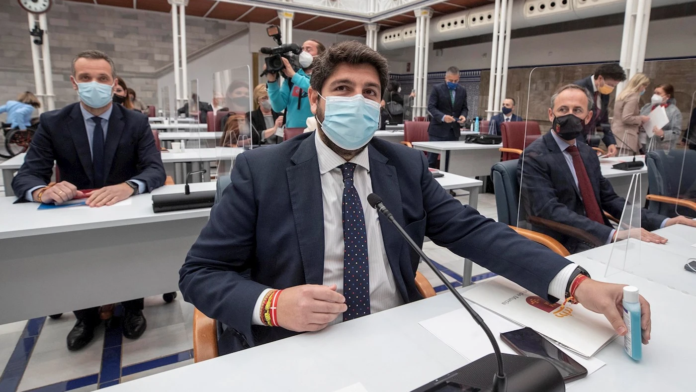 El presidente de la Comunidad de Murcia Fernando L&oacute;pez Miras, este jueves momentos antes del inicio de la segunda sesi&oacute;n del pleno de moci&oacute;n de censura presentado por PSOE y Cs