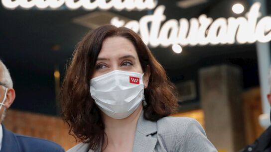 La presidenta de la Comunidad de Madrid, Isabel D&iacute;az Ayuso, durante su visita a la nueva zona de restauraci&oacute;n y hosteler&iacute;a del centro comercial Xanad&uacute;