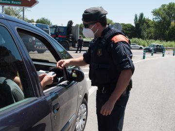 Un agente comprueba la movilidad en Cataluña