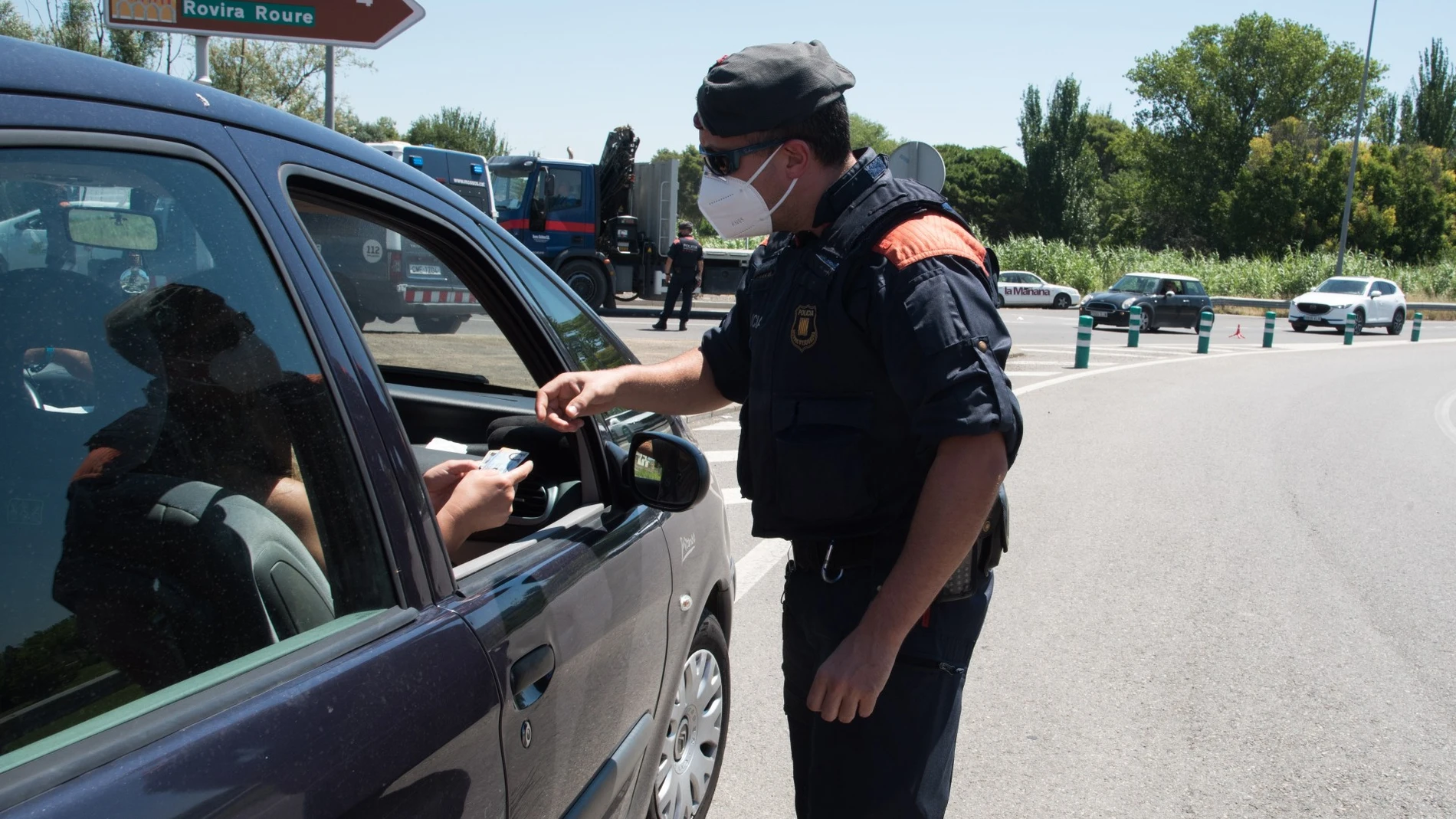 Un agente comprueba la movilidad en Cataluña Un agente comprueba la movilidad en Cataluña
