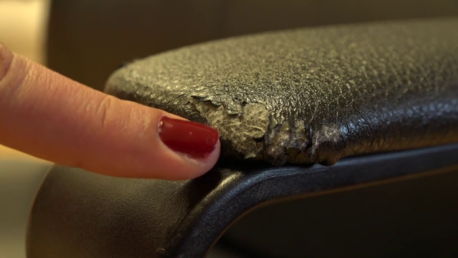 C&oacute;mo arreglar un sof&aacute; ara&ntilde;ado por un gato