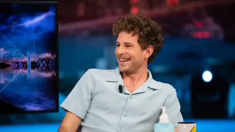 Así preparó Álvaro Cervantes una escena de sexo: su momento más embarazoso en 'El Hormiguero 3.0' Así preparó Álvaro Cervantes una escena de sexo: su momento más embarazoso en 'El Hormiguero 3.0'