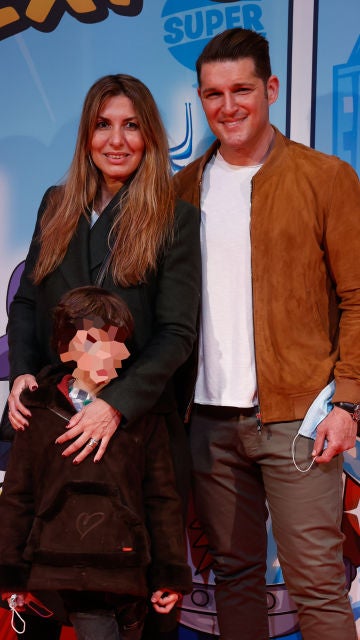 Manu Tenorio posa junto a su familia ante los medios