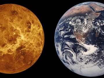 Imagen de Venus (izda.) y la Tierra (dcha.)