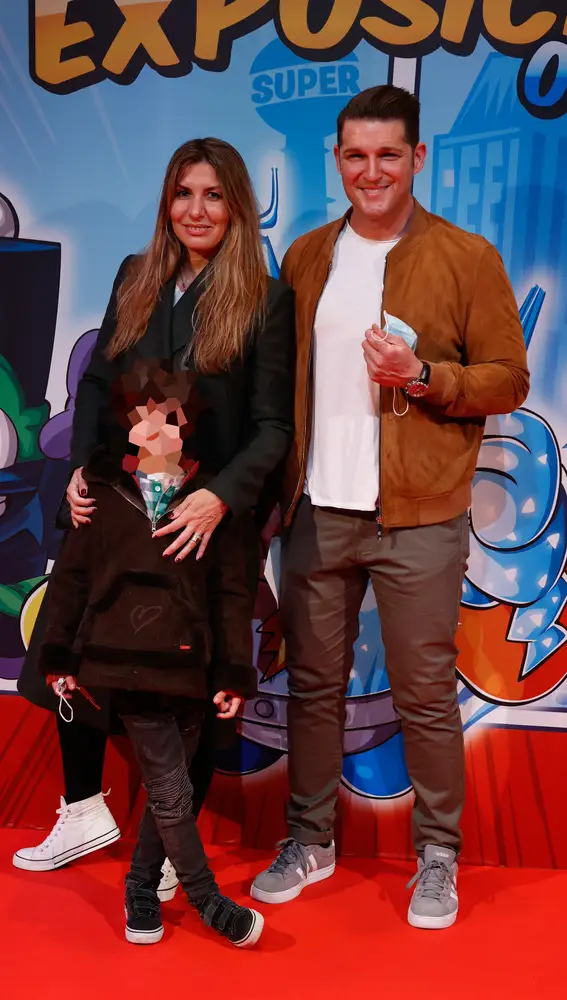 Manu Tenorio junto a su mujer Silvia Casas y su hijo