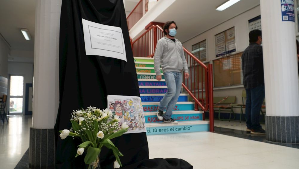 Los alumnos del IES Guadalpín de Marbella (Málaga) rinden homenaje a la profesora de 43 años que ha fallecido tras sufrir una hemorragia cerebral días después de recibir la vacuna de AstraZeneca