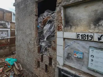 cadáveres amontonados dentro de costales hoy en el cementerio de Vitoria de Santo Antao, Brasil. cadáveres amontonados dentro de costales hoy en el cementerio de Vitoria de Santo Antao, Brasil.