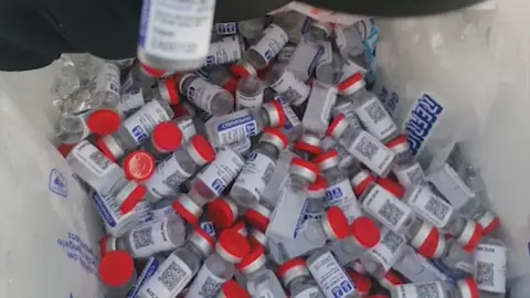 Incautan un cargamento de vacunas falsas Sputnik V entre hielo y refrescos en México Incautan un cargamento de vacunas falsas Sputnik V entre hielo y refrescos en México