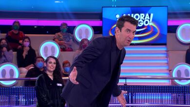 ¡Qué malicia! Arturo Valls se la juega al cámara Ricardo con Enriqueta en ‘¡Ahora caigo!’ 