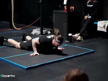Nick Alapolsky bate el récord Guinness de burpees con 870 en una hora: "Será genial contárselo a mi hijo" Nick Alapolsky bate el récord Guinness de burpees con 870 en una hora: "Será genial contárselo a mi hijo"